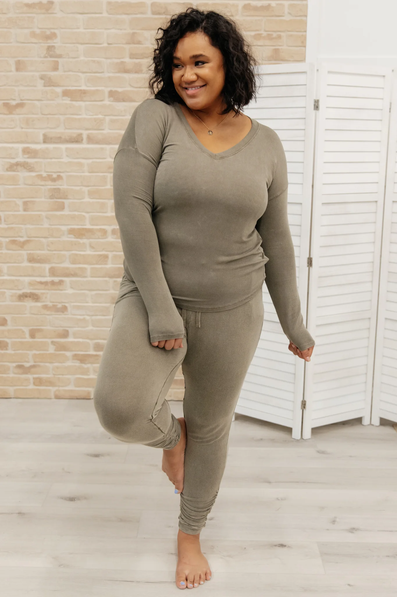 Essential Lounge Top in Mineral Wash Olive - 10/21/2021 - Image 3