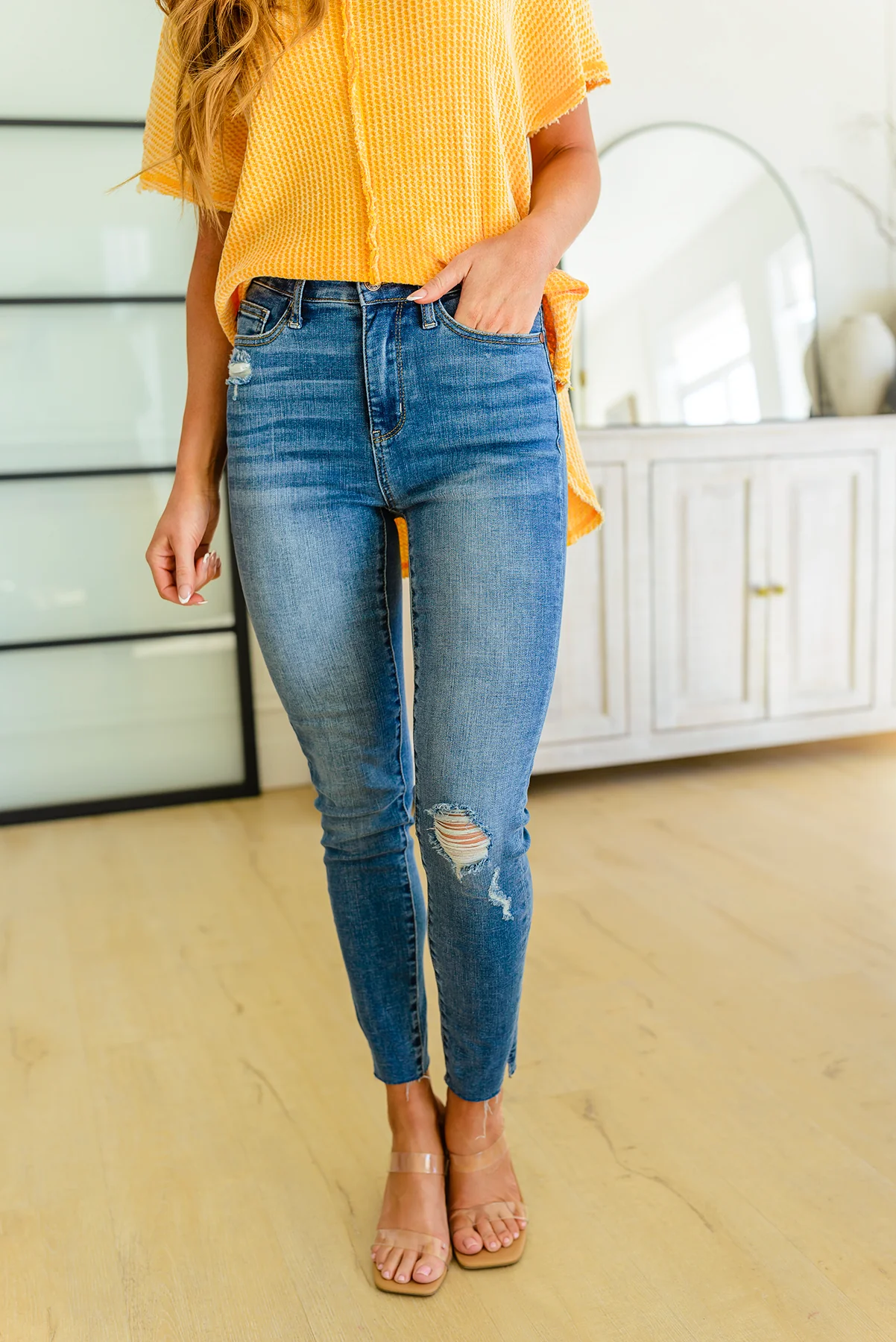 Hi-waisted Dandelion Embroidery Skinny - 7/5/2022 - Image 4