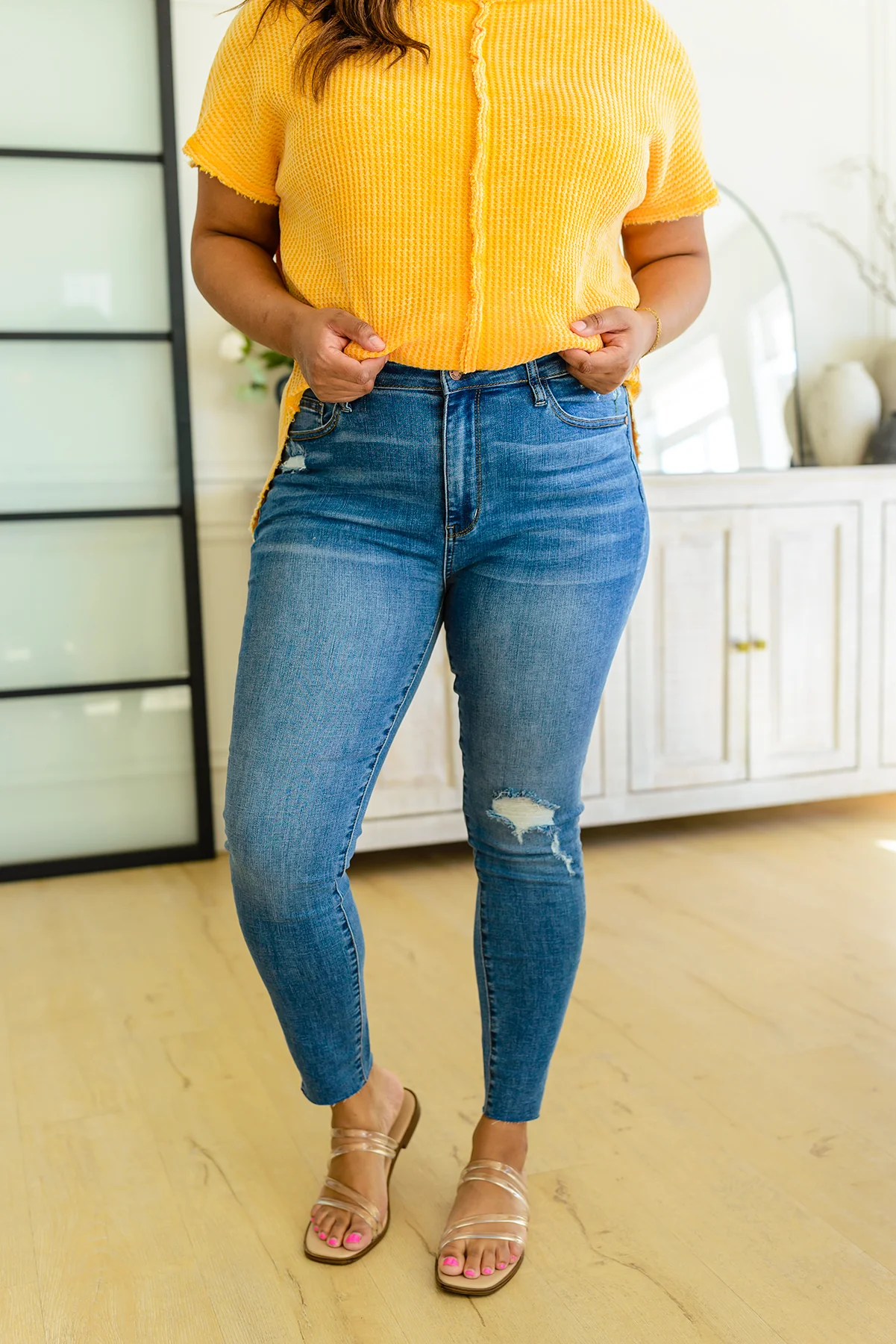 Hi-waisted Dandelion Embroidery Skinny - 7/5/2022 - Image 9