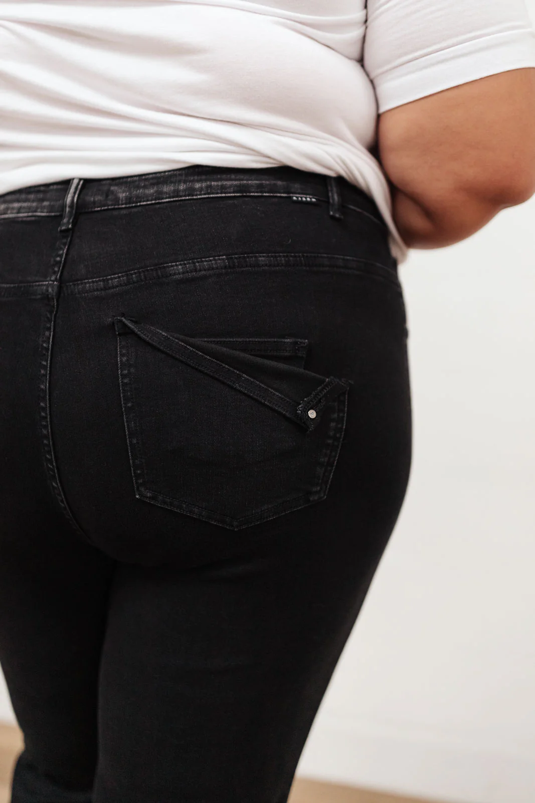 High Waist Mom Fit Jeans In Black - 2/22/2022 - Image 20