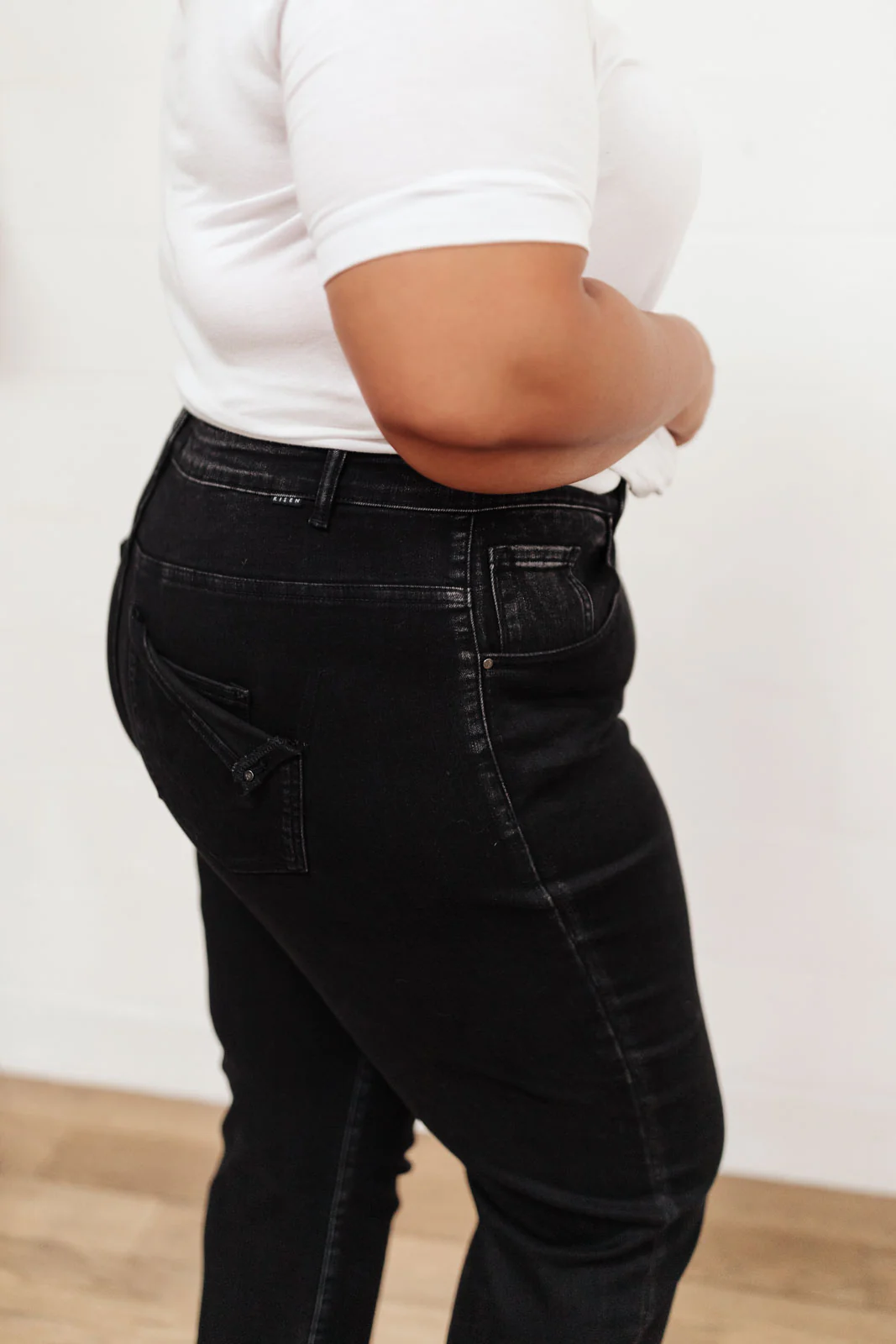 High Waist Mom Fit Jeans In Black - 2/22/2022 - Image 21
