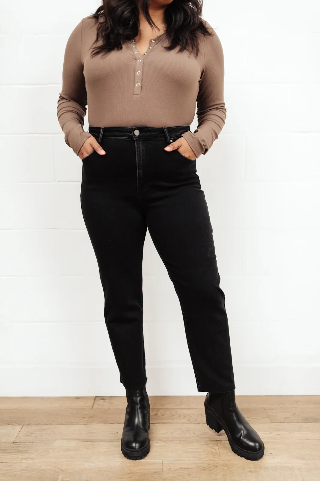 High Waist Mom Fit Jeans In Black - 2/22/2022 - Image 7