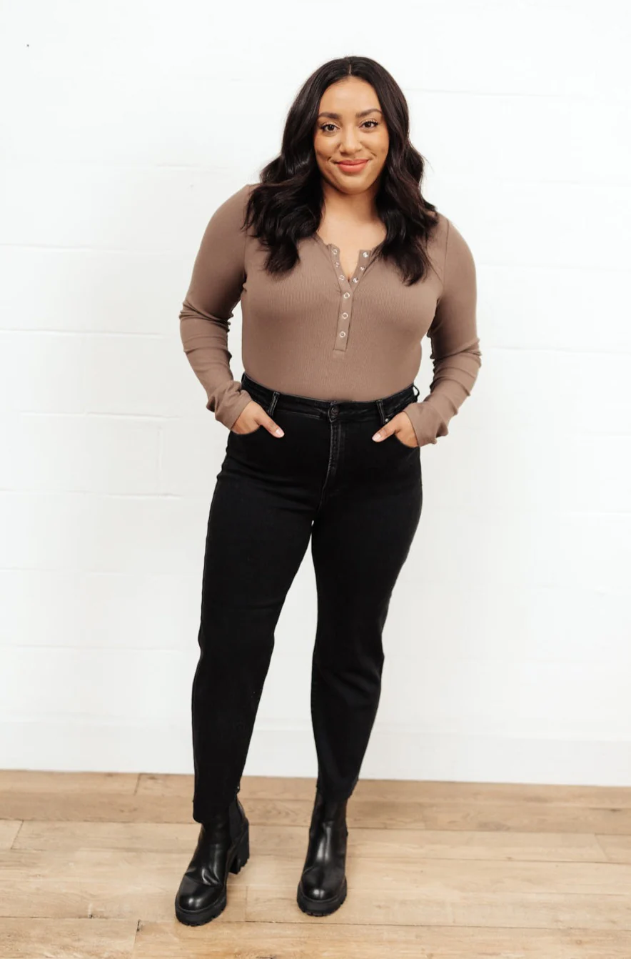 High Waist Mom Fit Jeans In Black - 2/22/2022 - Image 8