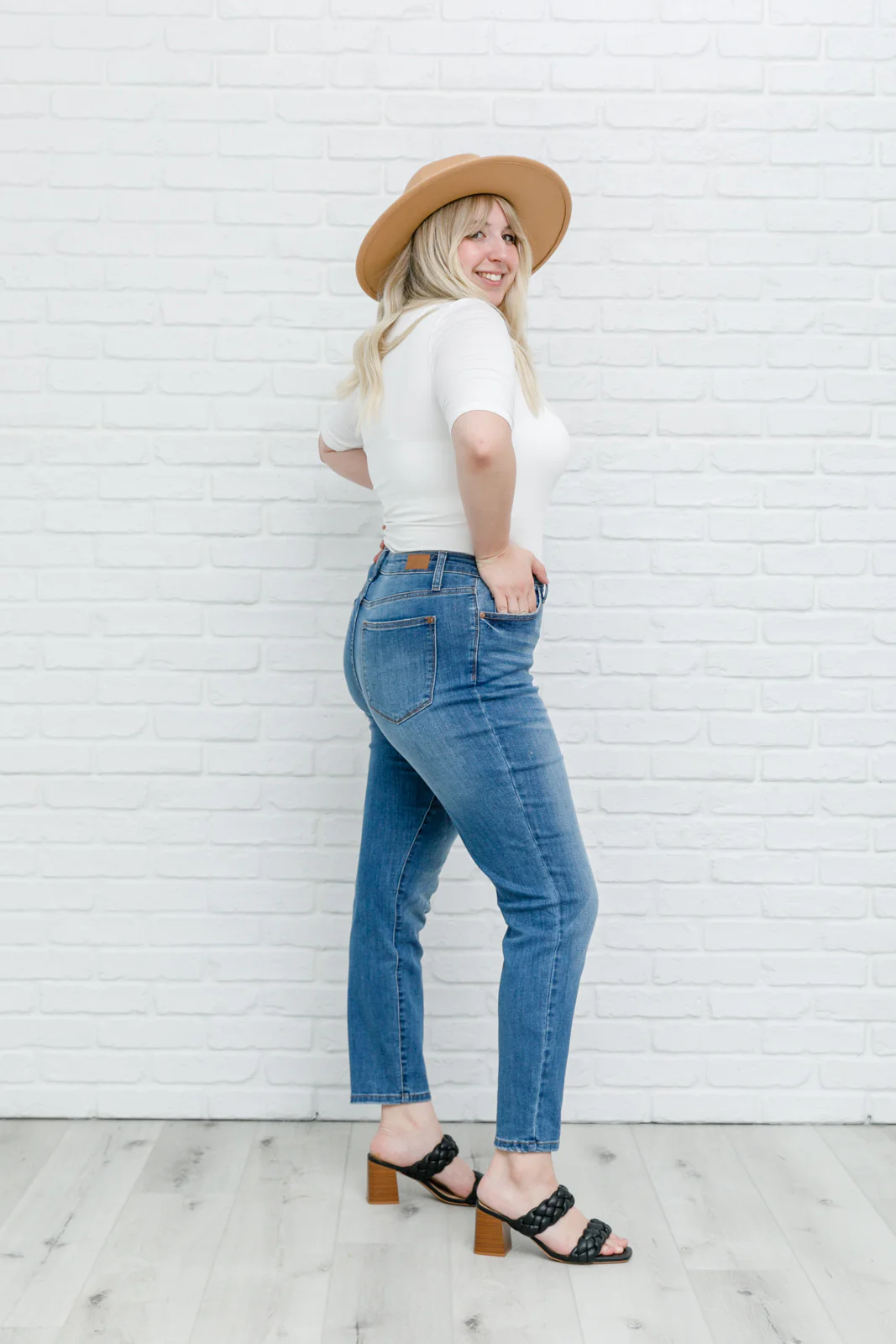 High Waist Slim Fit Jeans - 5/3/2022 - Image 17