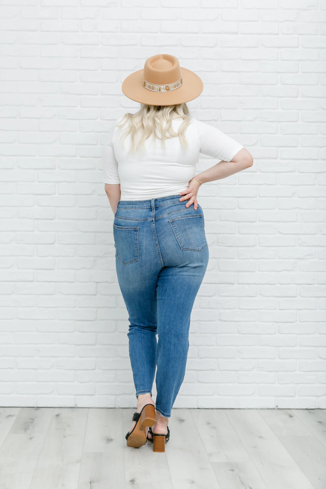 High Waist Slim Fit Jeans - 5/3/2022 - Image 18