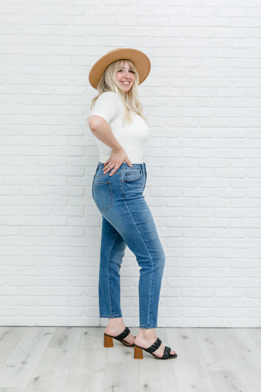 High Waist Slim Fit Jeans - 5/3/2022 - Image 19