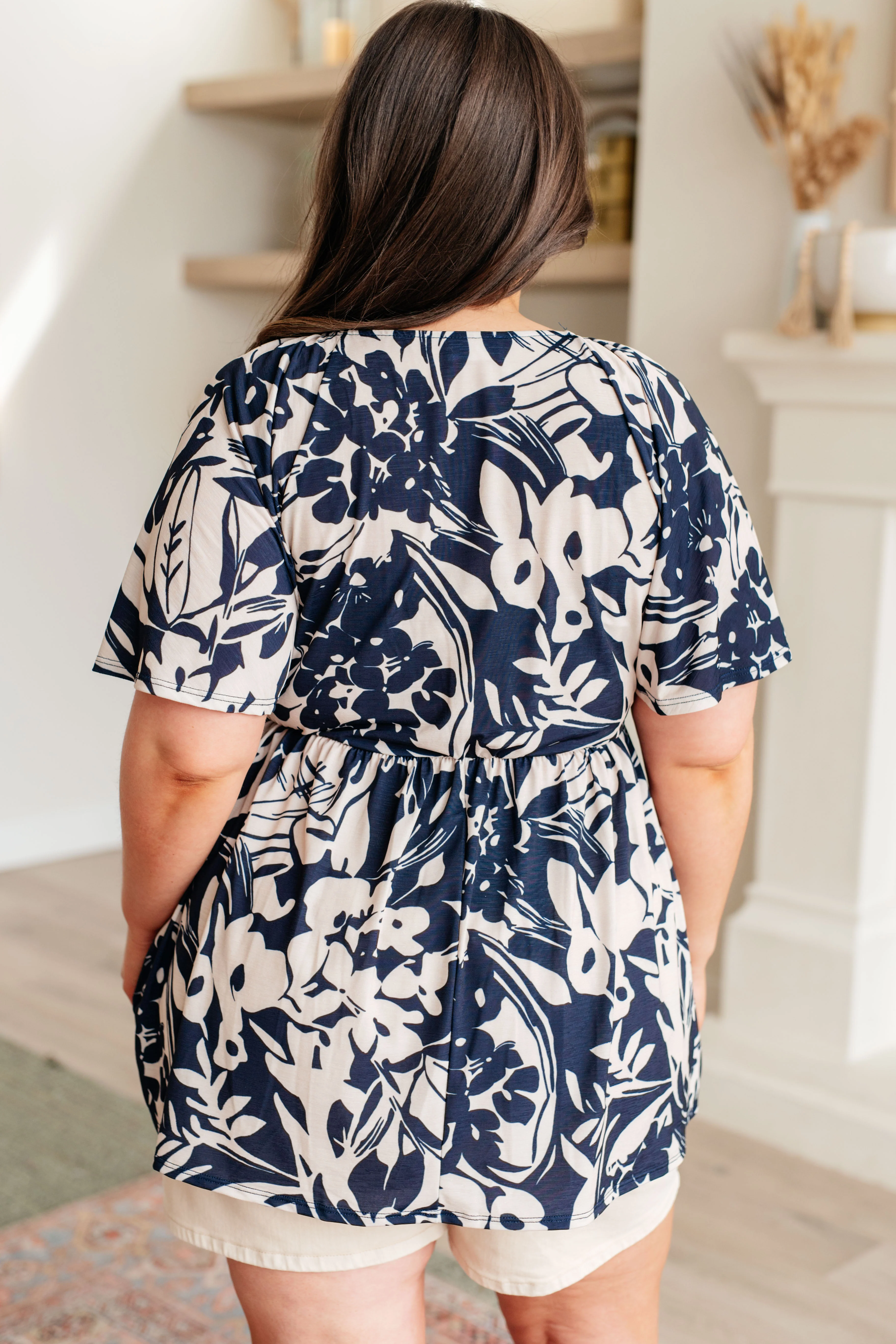 In Contrast Floral V-Neck Top - 4/25/2024 - Image 9