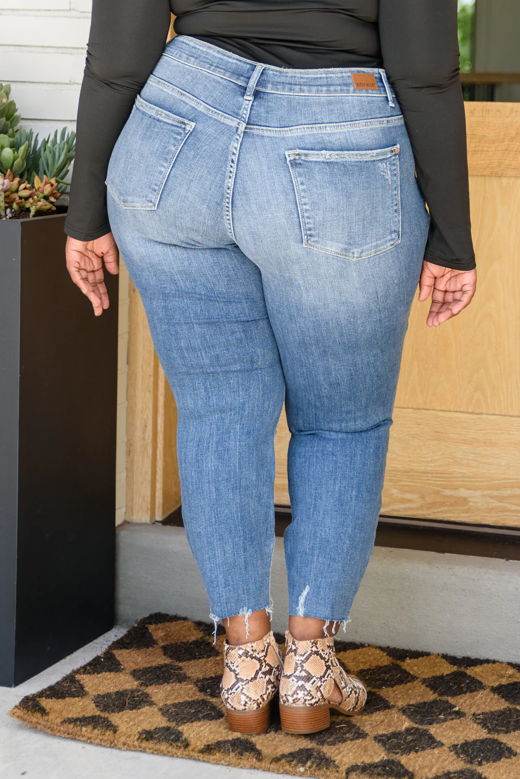 Kyla Destroyed Hi Waist Relaxed Fit - 8/25/2022 - Image 8