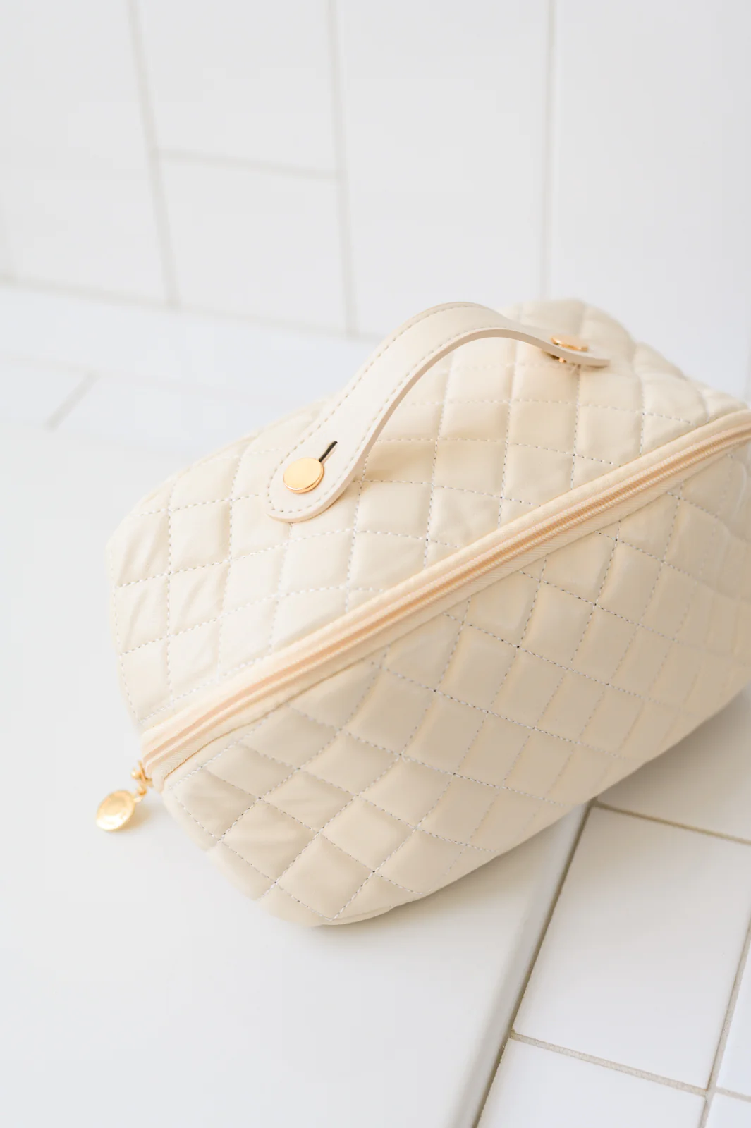 Large Capacity Quilted Makeup Bag in Cream - 11/29/2024 - Image 3