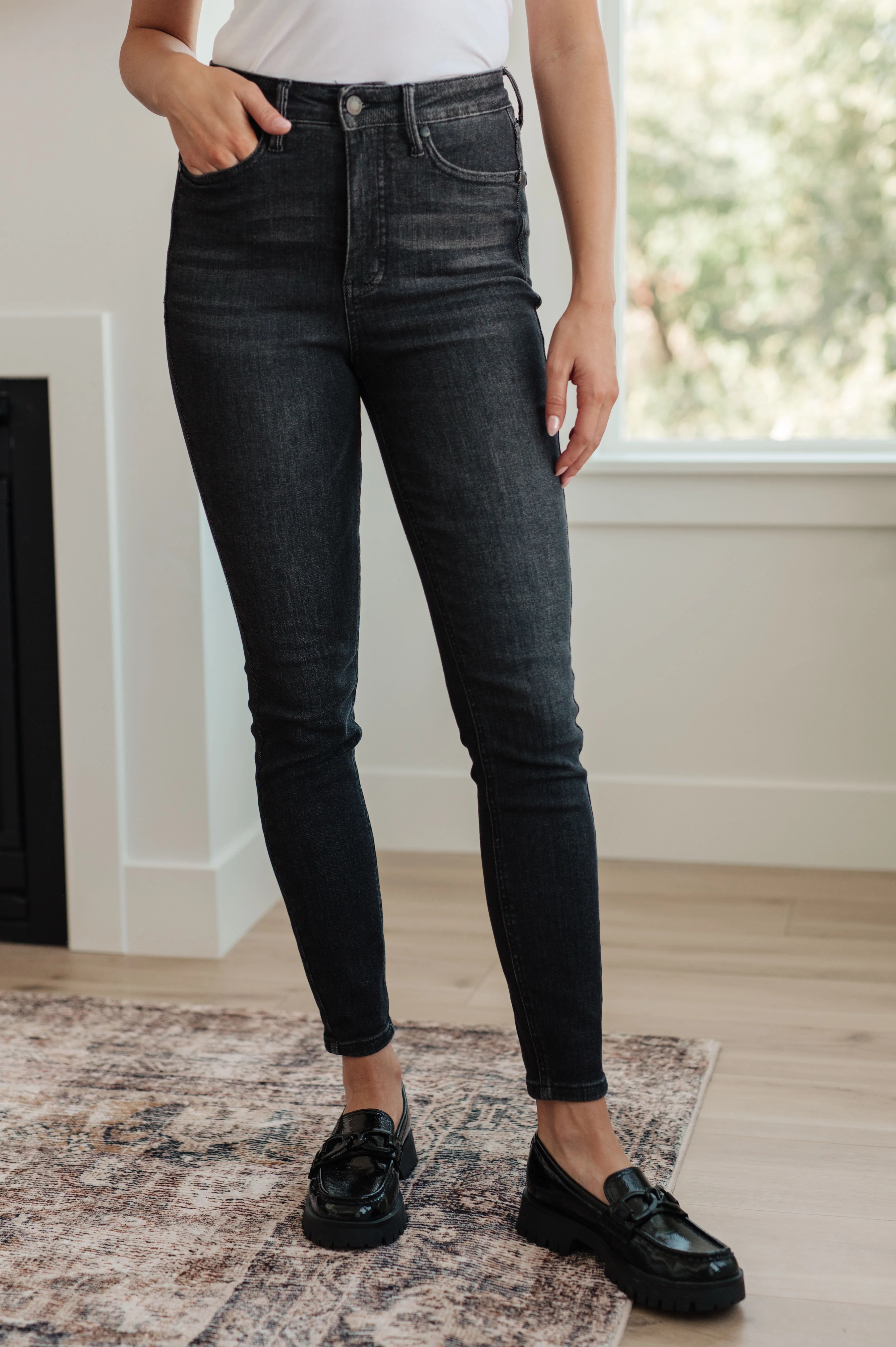 Octavia High Rise Control Top Skinny Jeans in Washed Black - 11/1/2023 - Image 3