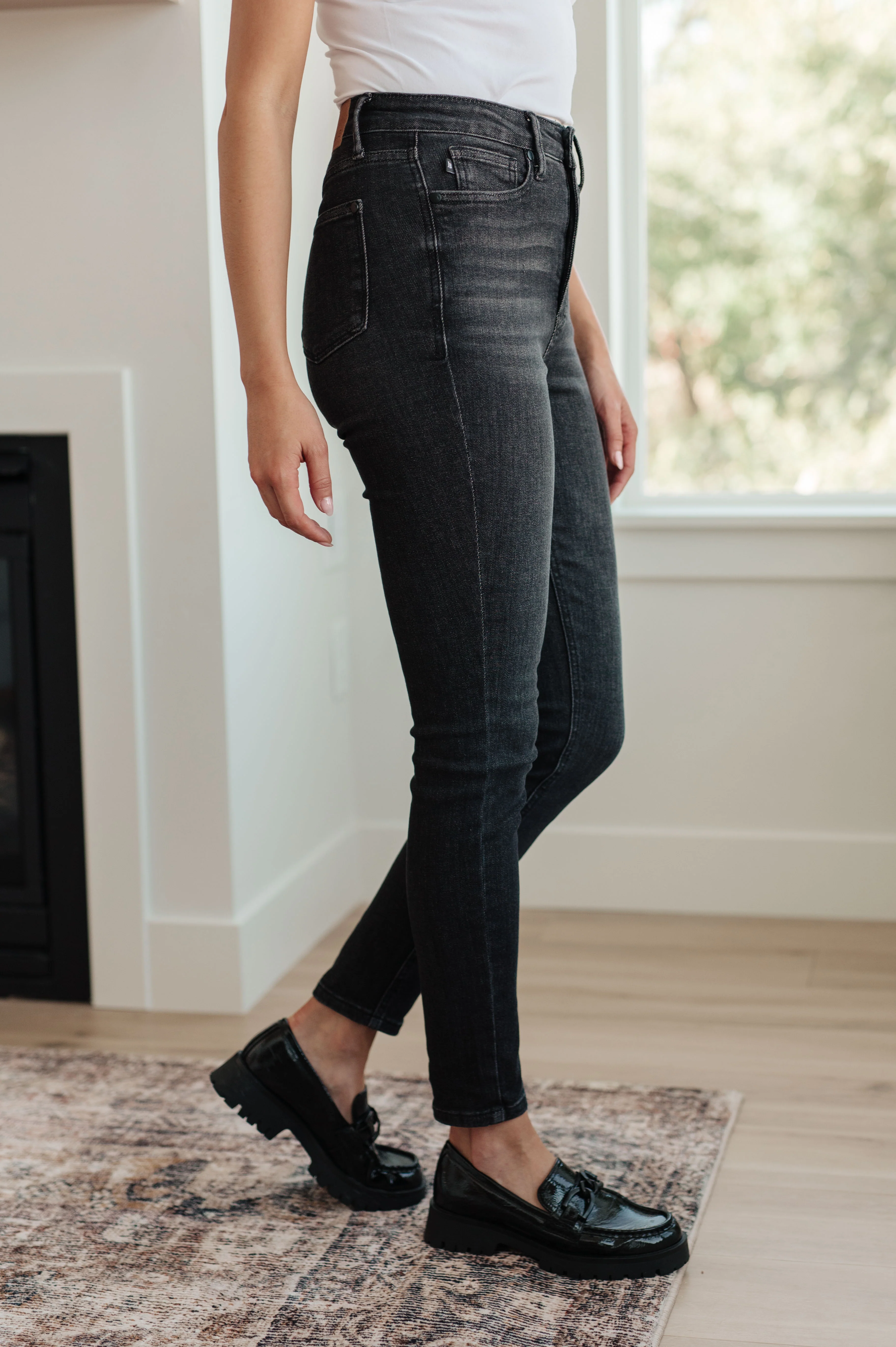 Octavia High Rise Control Top Skinny Jeans in Washed Black - 11/1/2023 - Image 5