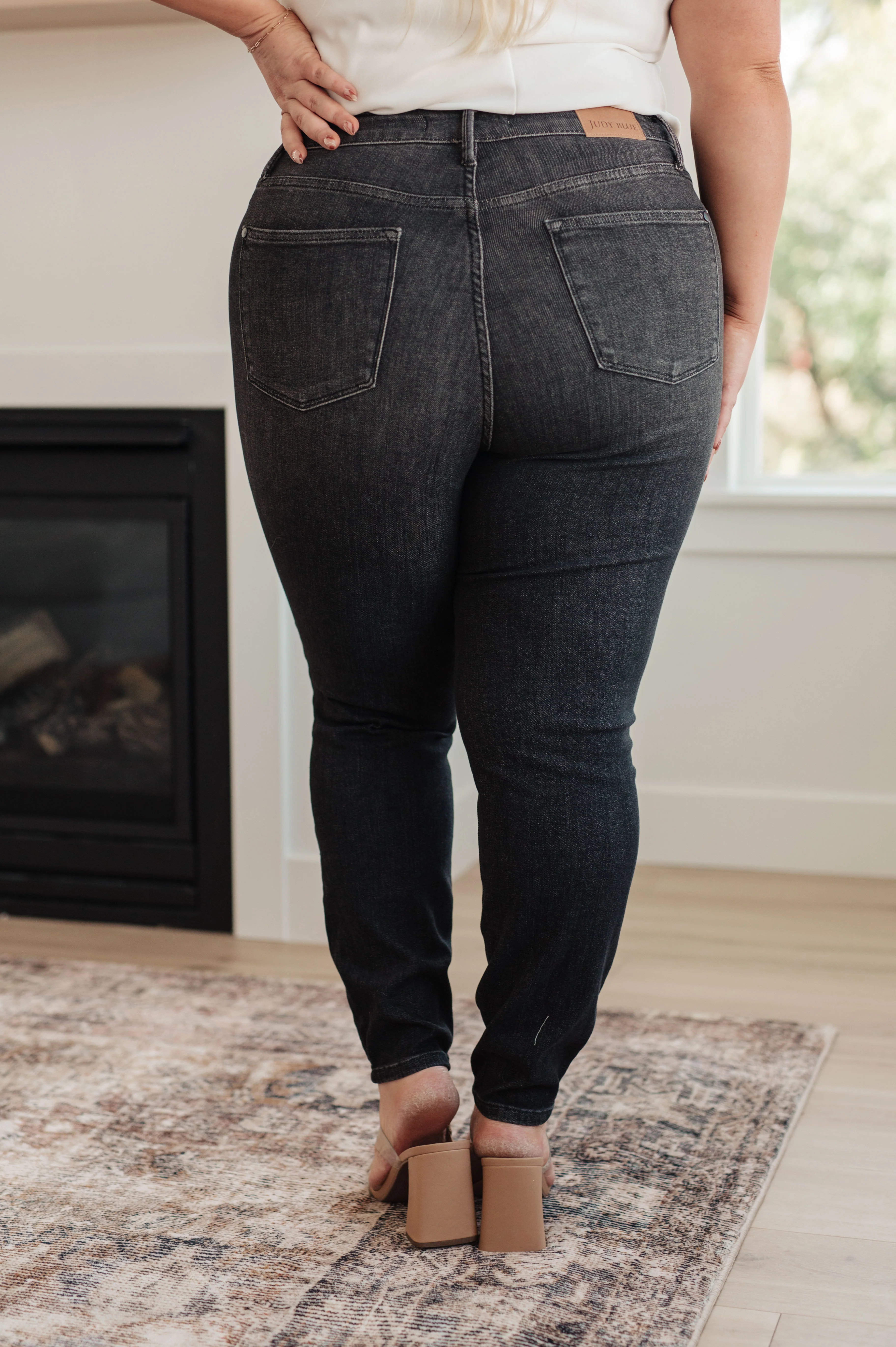 Octavia High Rise Control Top Skinny Jeans in Washed Black - 11/1/2023 - Image 8