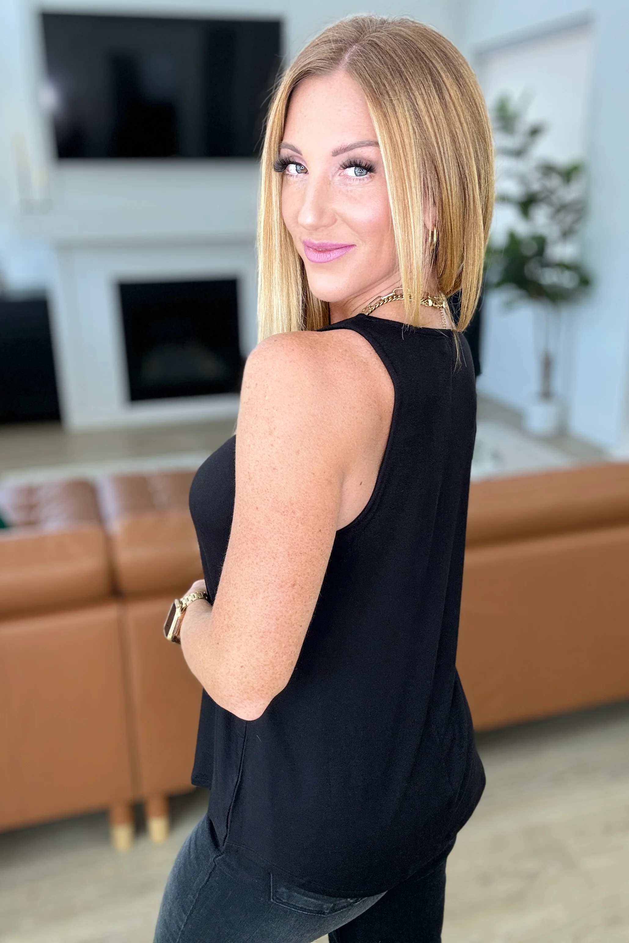 Sleek Scoop Neck Tank Top in Black - 6/19/2024 - Image 5
