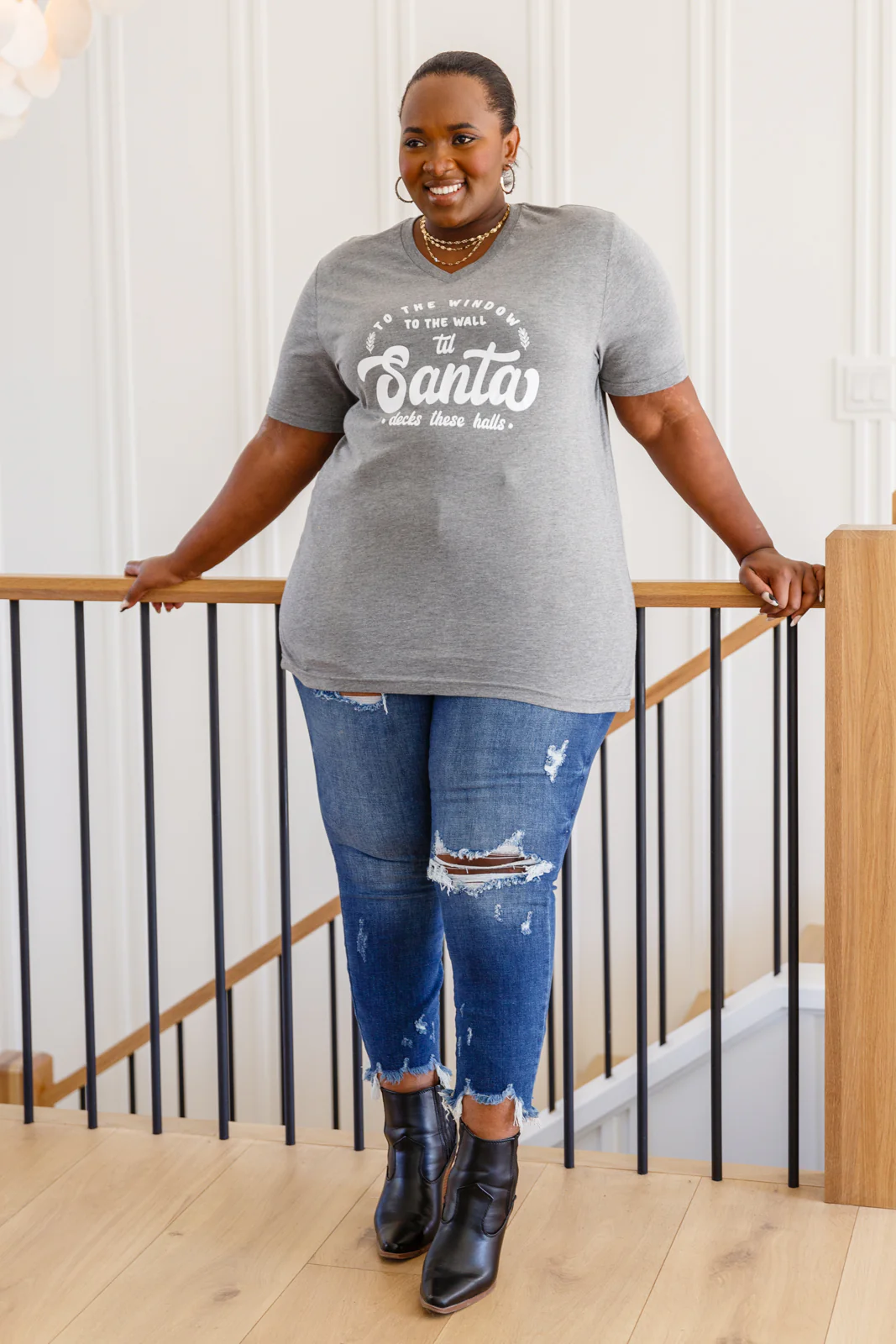 To The Window Graphic V Neck Tee In Gray - 11/15/2022 - Image 8