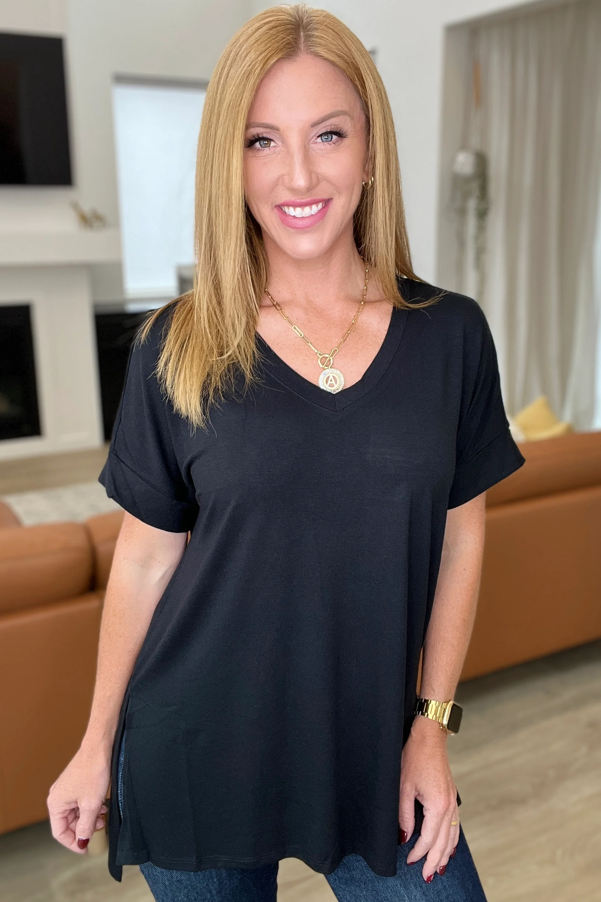 V-Neck Cuffed Sleeve Hi-Low Hem Top in Black - 8/16/2023 - Image 3